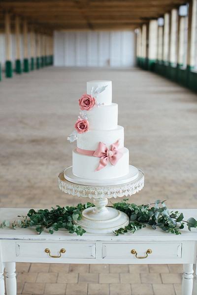 White wedding cake with sparkles - Cake by TLC