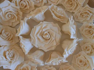 white roses - Cake by Paola Manera- Penny Sue