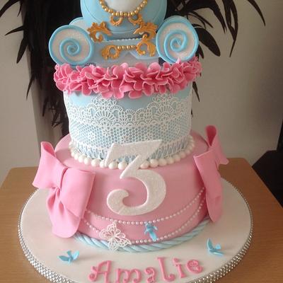 Cinderella type carriage - Cake by Suzanne