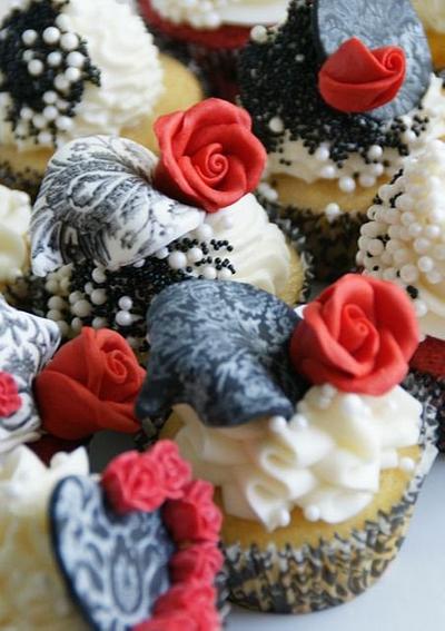 romantic cupcakes in demask theme  - Cake by milissweets