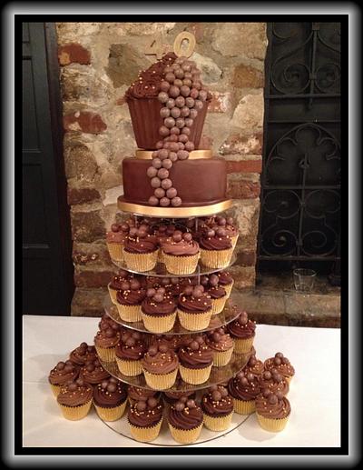 Golden chocolate tower - Cake by inspiratacakes