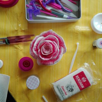 Rose sugar paste - Cake by Sweetness Maker