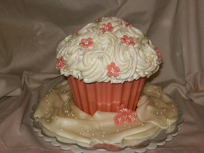 Pink Giant Cupcake - Cake by mommyspice3