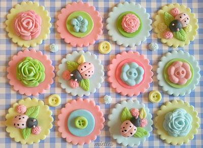 Soft Cupcake Toppers  - Cake by miettes