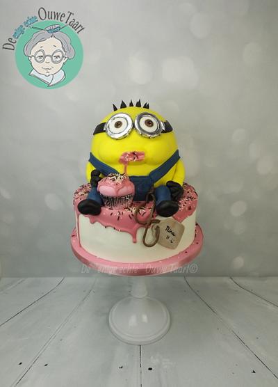 eating cupcake minion 3d cake - Cake by DeOuweTaart