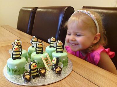 Mini Bees to match Bee Happy - Cake by NooMoo
