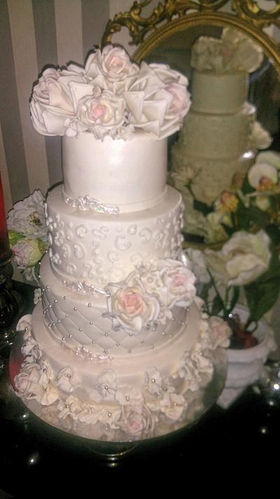 Off white wedding cake - Cake by Taarart