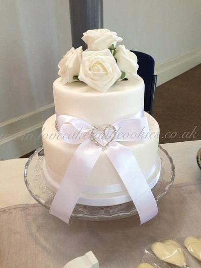 White Roses Wedding Cakes - Cake by Lucie