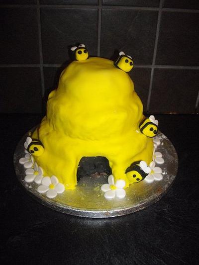 Bee Hive Cake - Cake by 1897claire