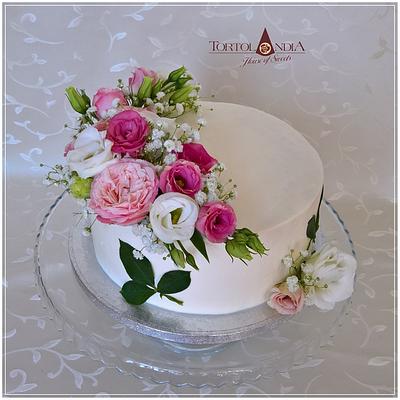 Birthday cake & fresh flowers - Cake by Tortolandia