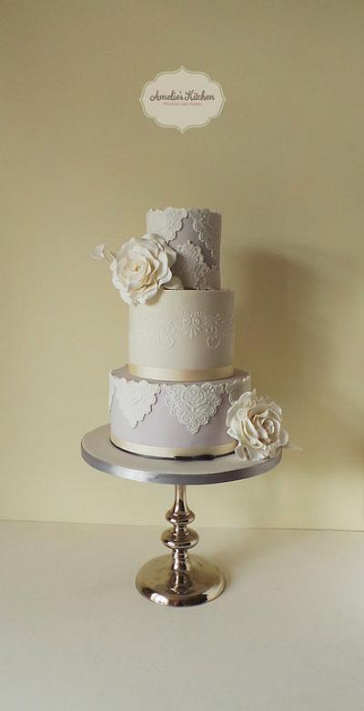 Vintage lace and Gardenias - Cake by Helen Ward