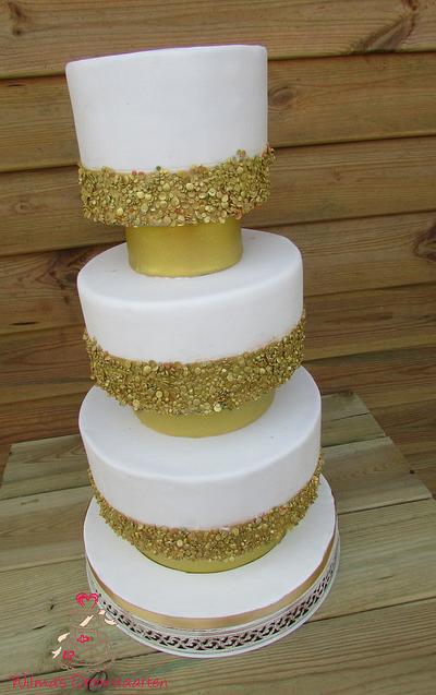 Wedding cake with gold sequins - Cake by Wilma's Droomtaarten