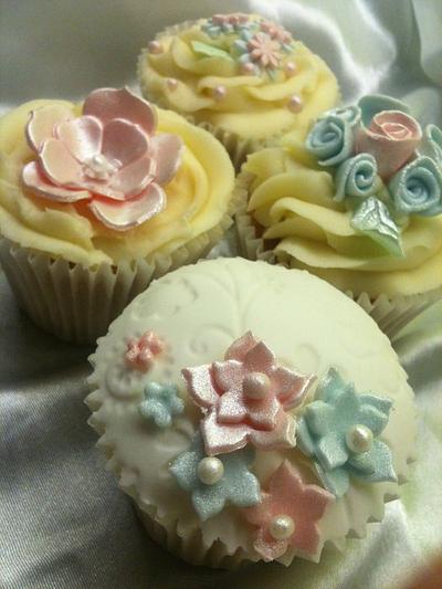 Vintage cupcakes - Cake by The Buttercup Kitchen