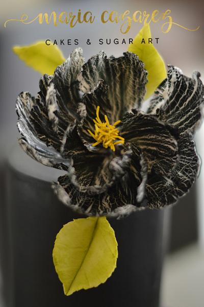 Crackle Fantasy Flower in black/white - Cake by Maria Cazarez Cakes and Sugar Art