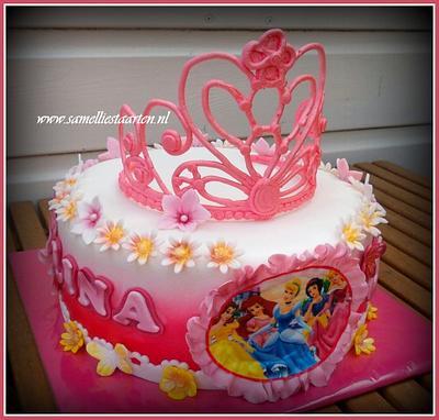 Princess cake with crown made with Icing - Cake by Sam & Nel's Taarten