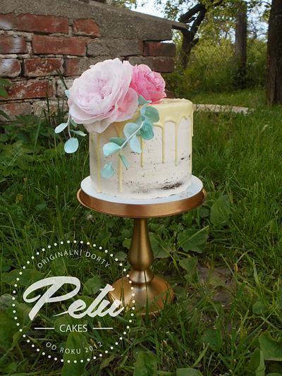 Seminaked cake, wafer paper flowers - Cake by Petra Krátká (Petu Cakes)