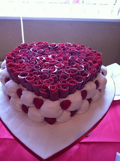 Sugarpaste Roses  - Cake by Shirley Jones 