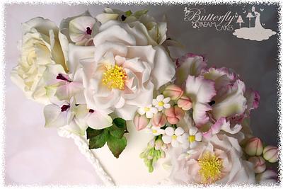 sugar flowers - Cake by Julie