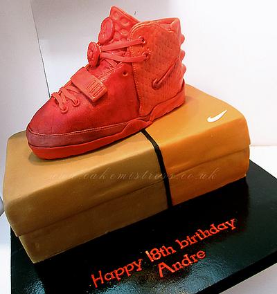 Trainer cake - Nike Red October shoes  - Cake by Nuria Moragrega - Cake Mistress