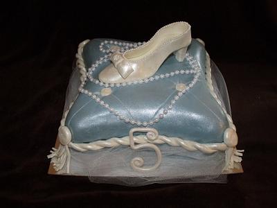 Cinderella's slipper - Cake by DGoettsche13