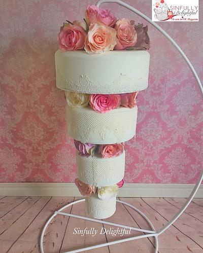 Hanging roses - Cake by Savanna Timofei