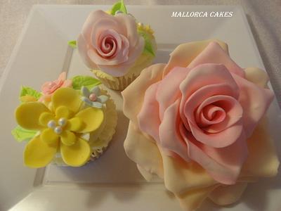 cupcakes and gumpaste rose - Cake by mallorcacakes