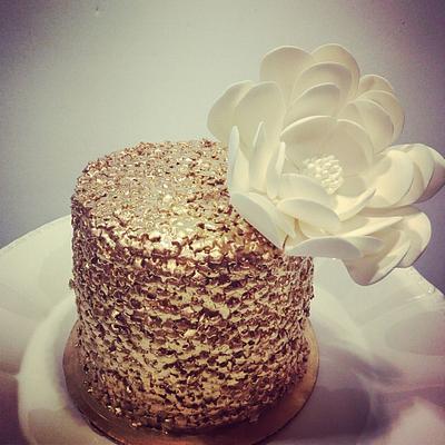 Gold sequins with dahlia - Cake by Kellie Witzke