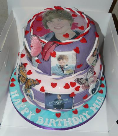 Justin Beiber Photo cake hearts  - Cake by Krazy Kupcakes 