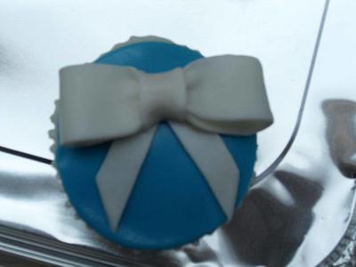 bow cupcake - Cake by Lianna (Yummy cakes and cupcakes)