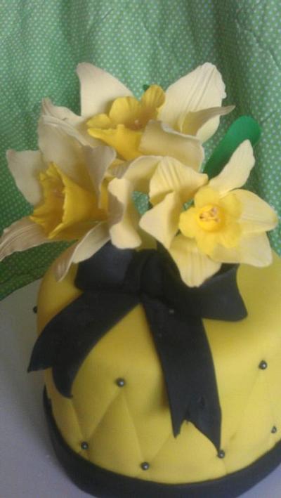 yellow and black daffodil - Cake by sticky dough cakes by Julia in Ferndale