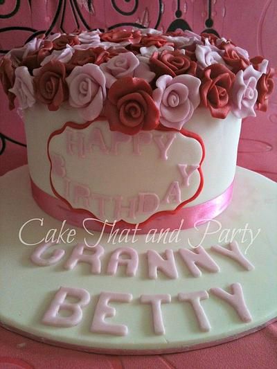 pink and red roses  - Cake by yvonne