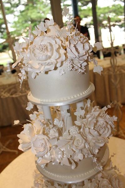 Alota flowers - Cake by Paul Delaney of Delaneys cakes
