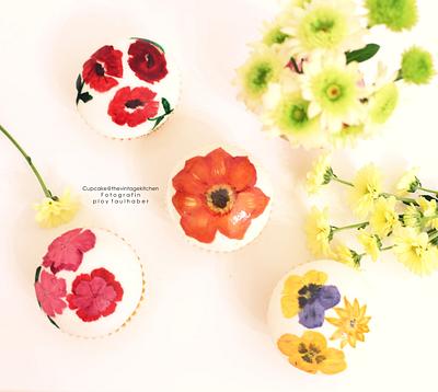 Hand Painted Flowers - Cake by Thevintagekitchen 