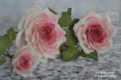 Gumpast roses - Cake by La farine by Randa