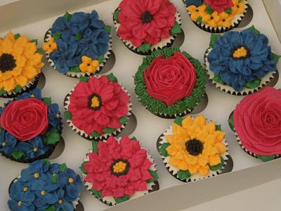 Buttercream flowers - Cake by Crescentcakes