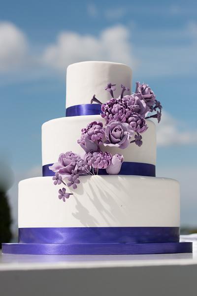 purple flowers wedding cake - Cake by Gebakkerij