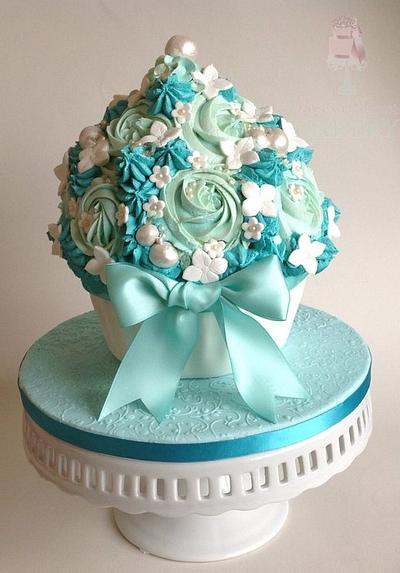 Ice Blue Giant cupcake  - Cake by Karen Keaney