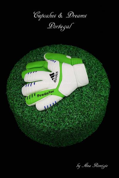 MANUEL NEUER GLOVES (German goalkeeper) - Cake by Ana Remígio - CUPCAKES & DREAMS Portugal