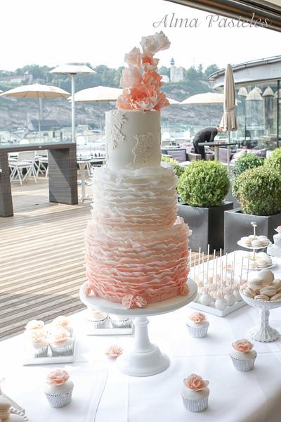 Ruffles and lace wedding cake wit sweet table - Cake by Alma Pasteles