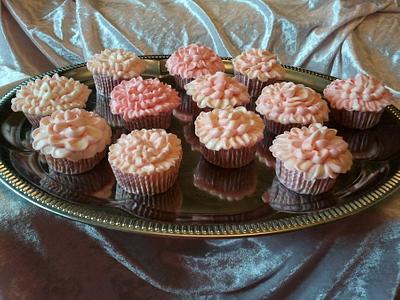 flower Cupcakes - Cake by VivaVCakes
