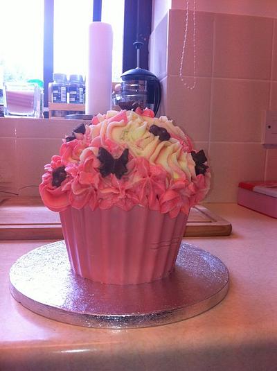 My first giant cupcake . - Cake by Christine murphy 