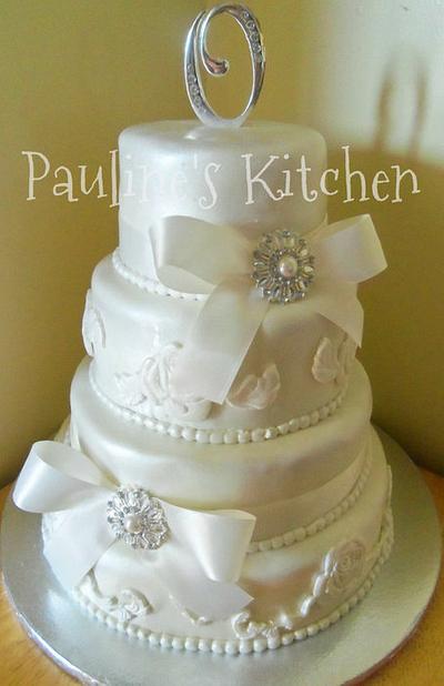 white wedding - Cake by Paulineskitchen