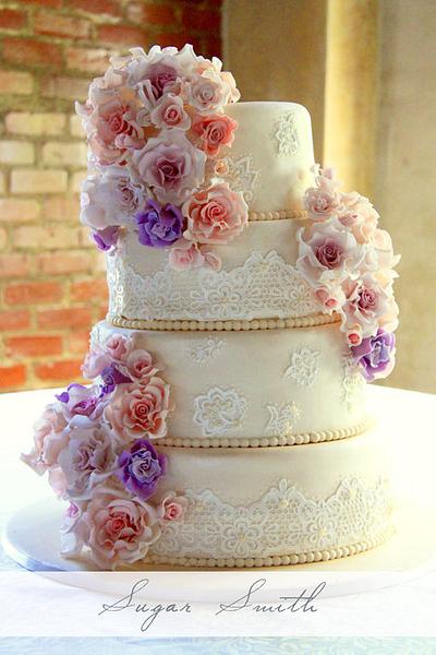 Ivory lace and roses - Cake by liesel