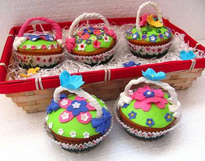 Cupcakes for lady.... - Cake by COMANDATORT