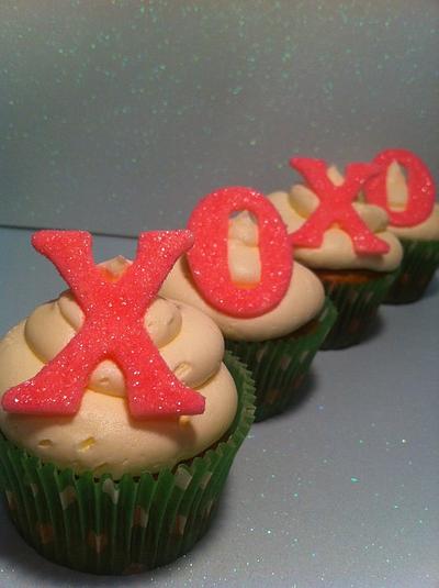 Hugs and Kisses Cupcake Toppers - Cake by Nikki Belleperche