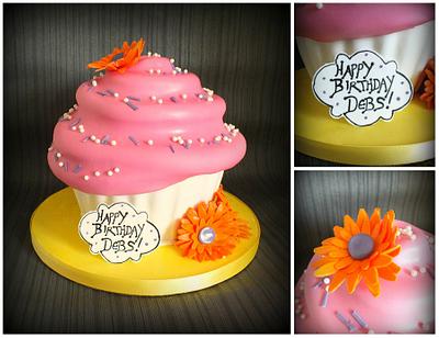 Pink giant cupcake - Cake by jennie
