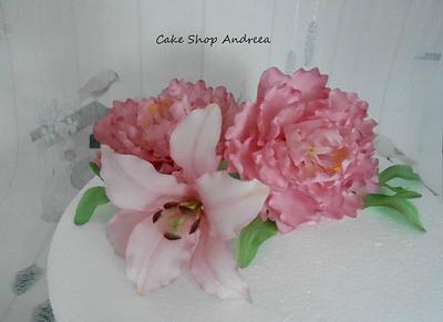 peonies and casablanca lilies - Cake by lizzy puscasu 