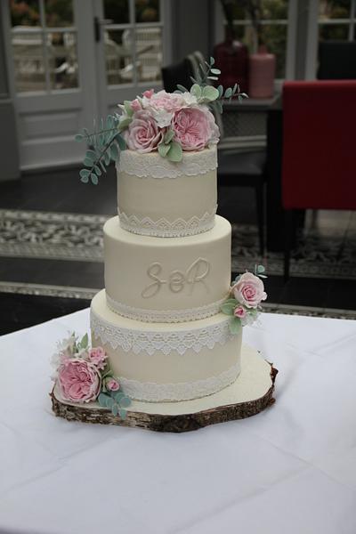 Vintage wedding cake - Cake by Cakes for Fun_by LaLuub