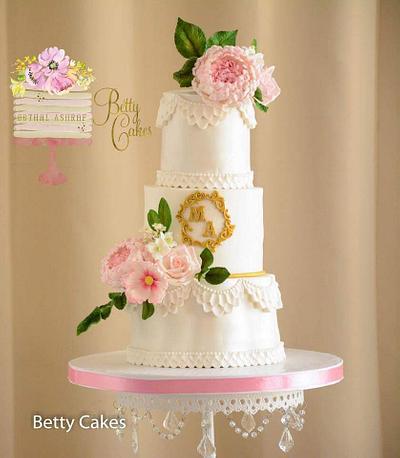 Royal elegant wedding cake  - Cake by BettyCakesEbthal 