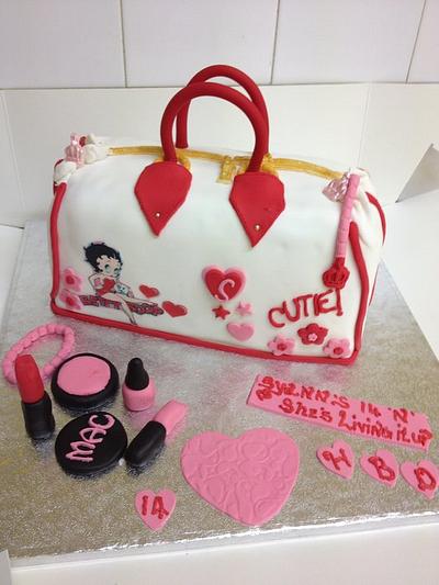 carry betty around - Cake by Que's Cakes